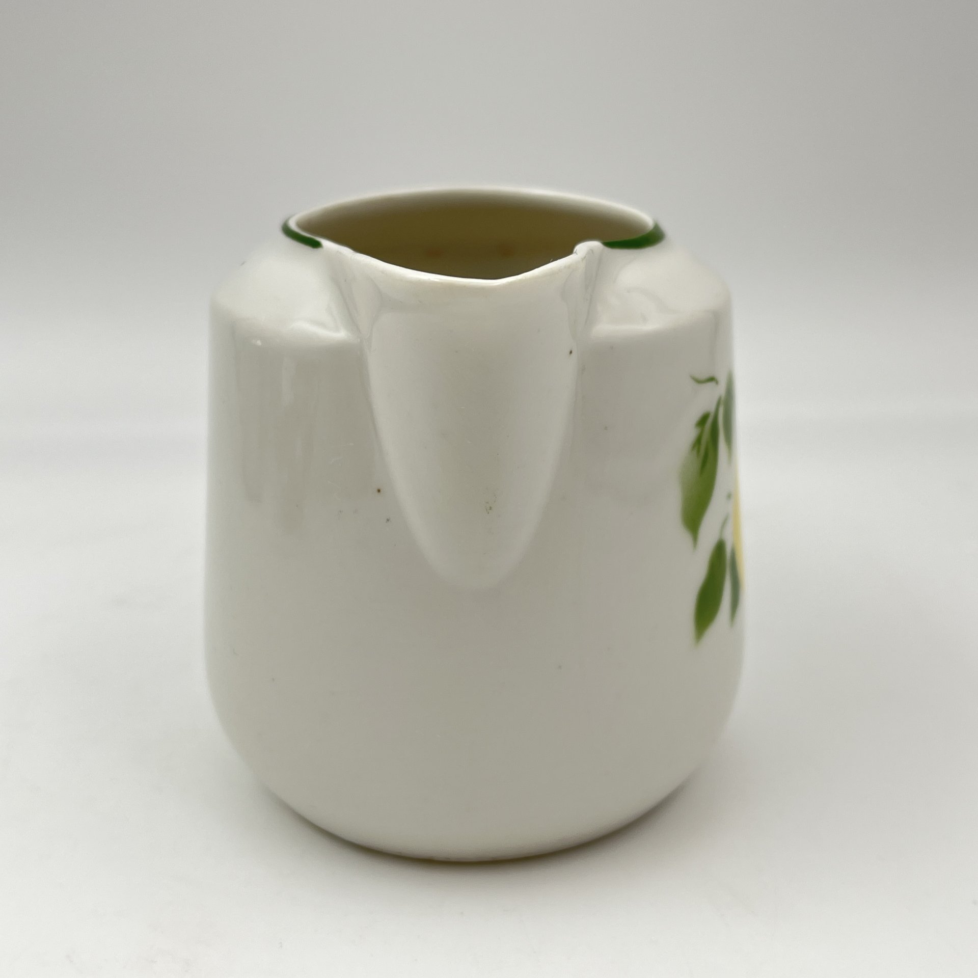 Молочник, украшенный изображением лимона, фарфор, роспись, золочение, Дулевский фарфоровый завод (Дулёво), СССР, 1937-1940 гг.