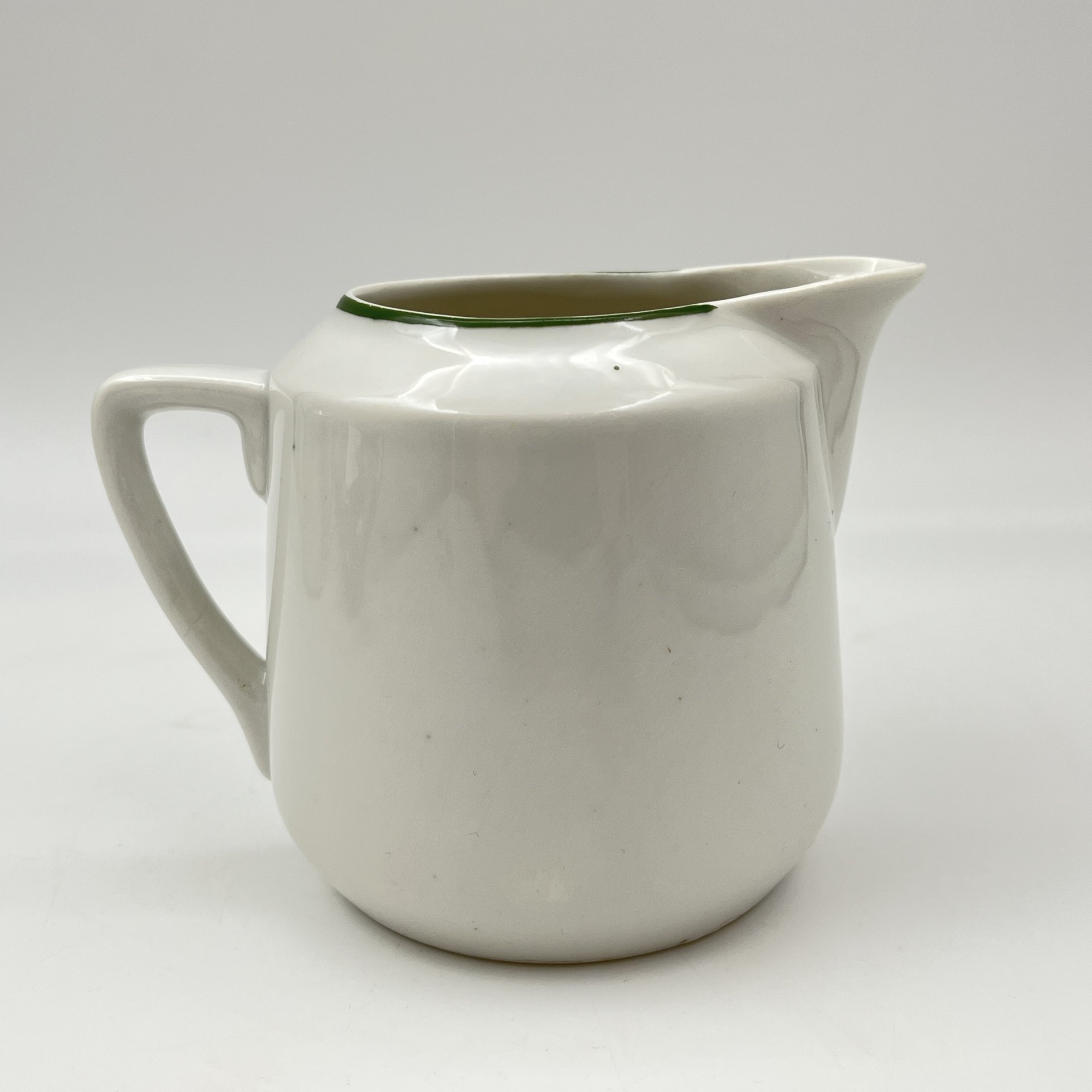 Молочник, украшенный изображением лимона, фарфор, роспись, золочение, Дулевский фарфоровый завод (Дулёво), СССР, 1937-1940 гг.