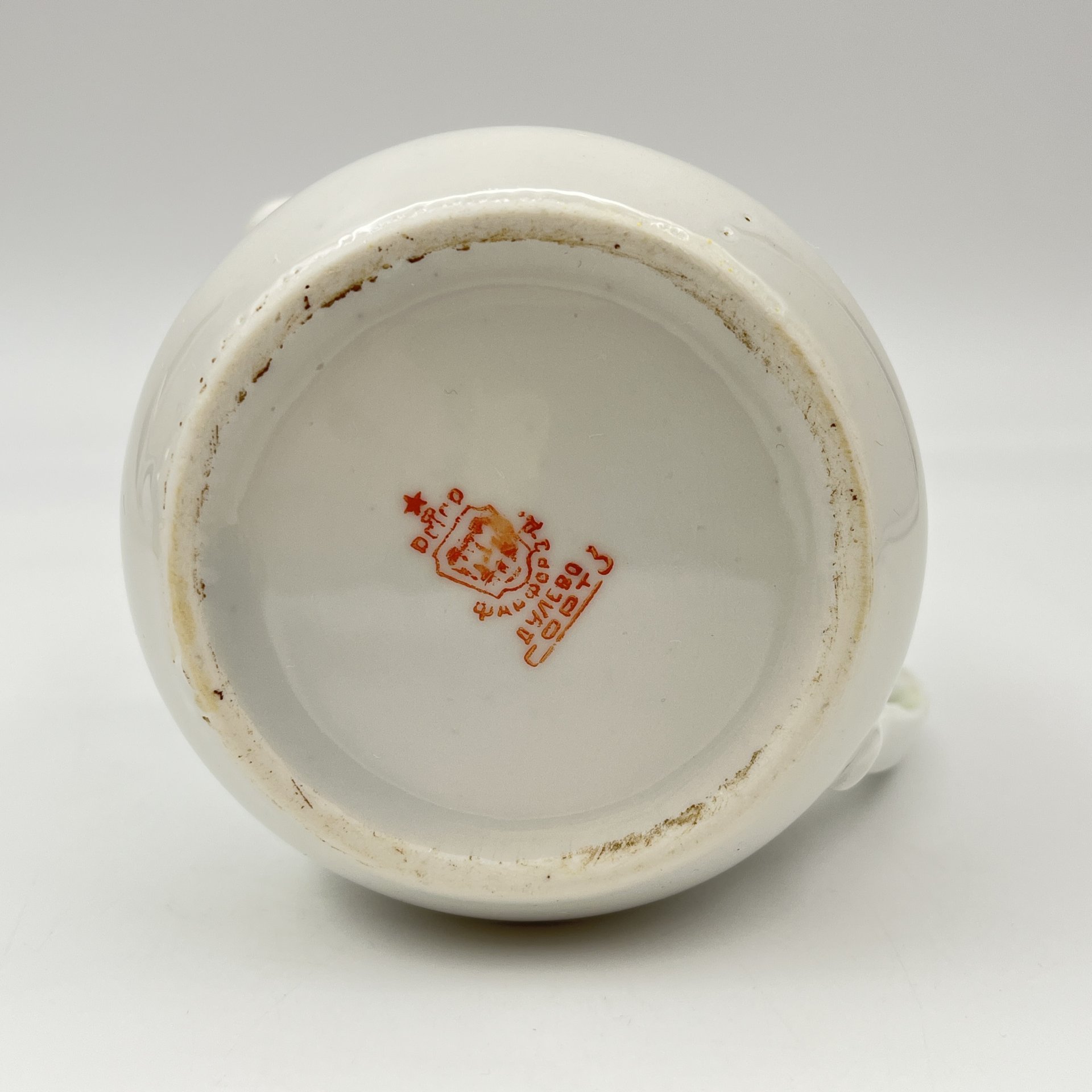 Молочник, украшенный изображением лимона, фарфор, роспись, золочение, Дулевский фарфоровый завод (Дулёво), СССР, 1937-1940 гг.