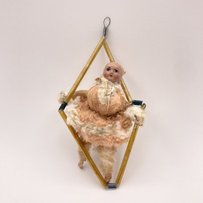 Елочная игрушка "Девочка на трапеции", вата, краска, стекло, СССР, 1937-1960 гг.