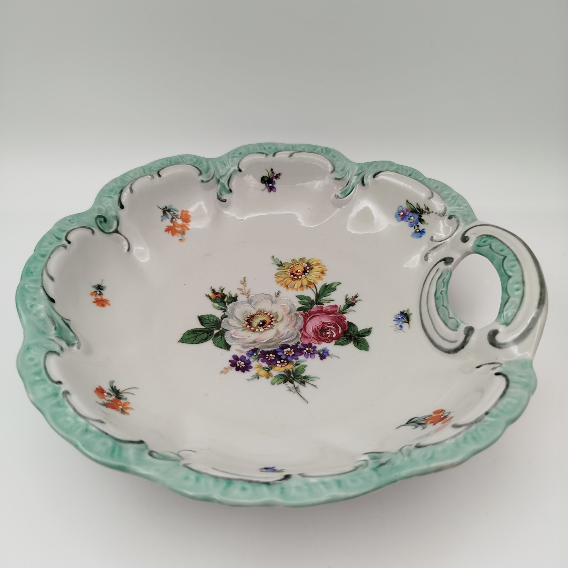 Блюдо сервировочное с цветочным декором и каймой бирюзового оттенка, фарфор, деколь, подрисовка, обводка, Oscar Schlegelmilch, ГДР, 1953-1972 гг.