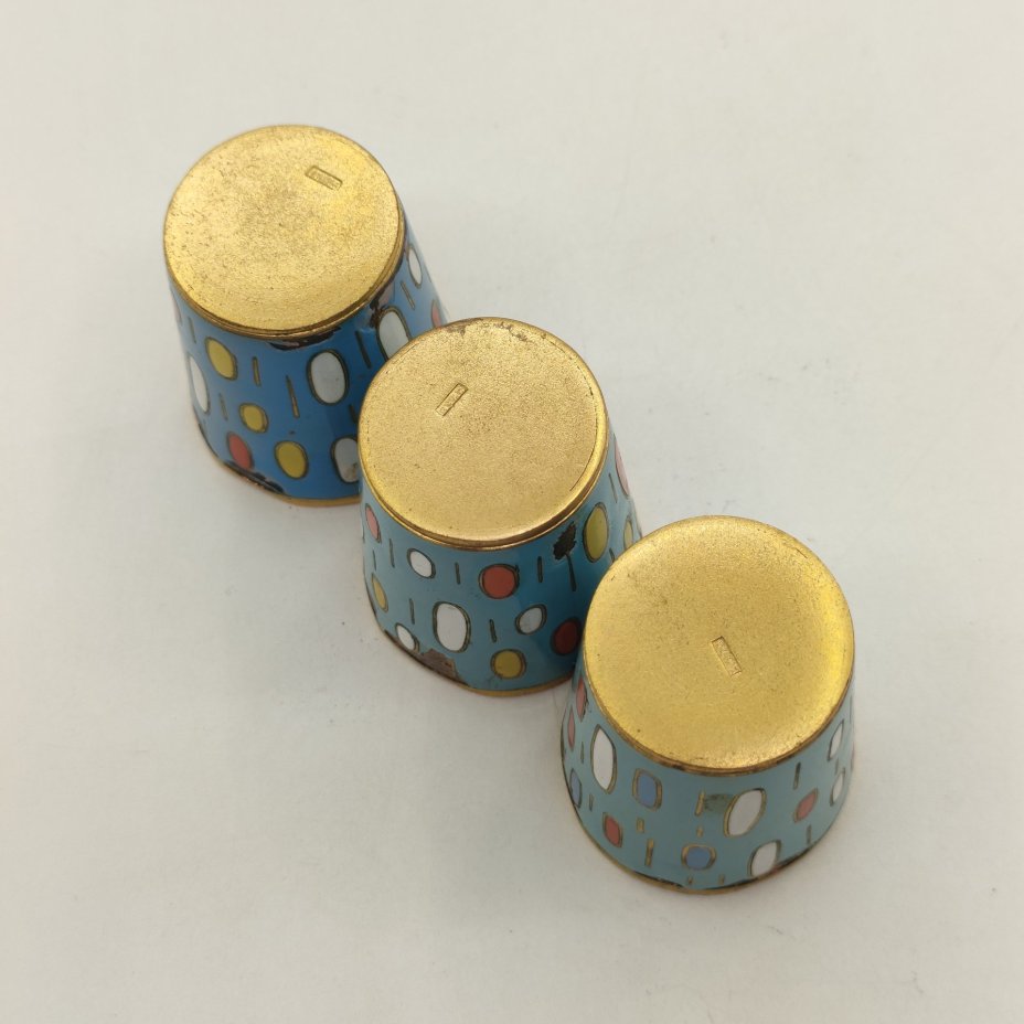 Набор из 3-х миниатюрных стопок с орнаментальным декором (в подборе), металл, золочение, эмаль, Ленинградская ювелирная фабрика, СССР, 1960-1980 гг.