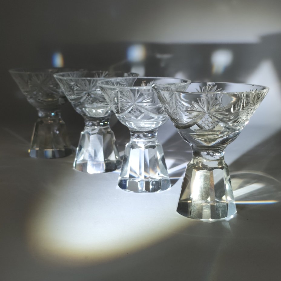 Набор из 4-х стопок с массивными гранёными ножками со звездчатым декором