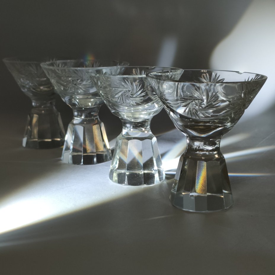 Набор из 4-х стопок с массивными гранёными ножками со звездчатым декором