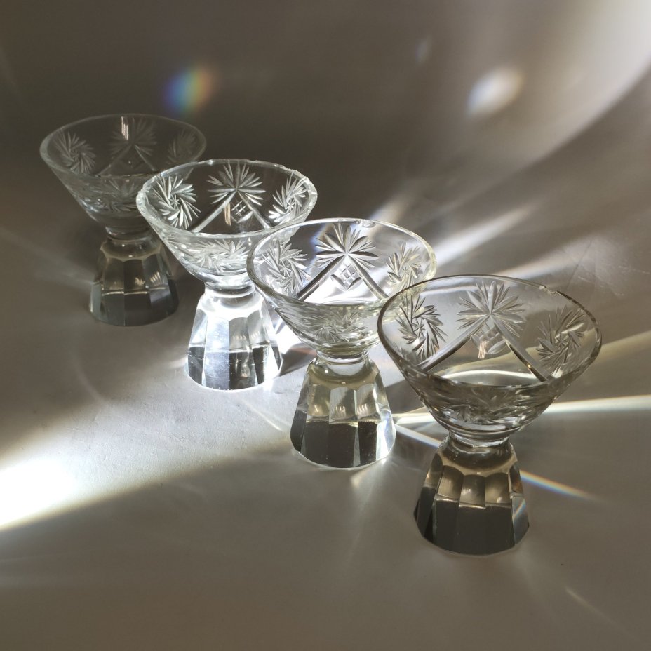 Набор из 4-х стопок с массивными гранёными ножками со звездчатым декором