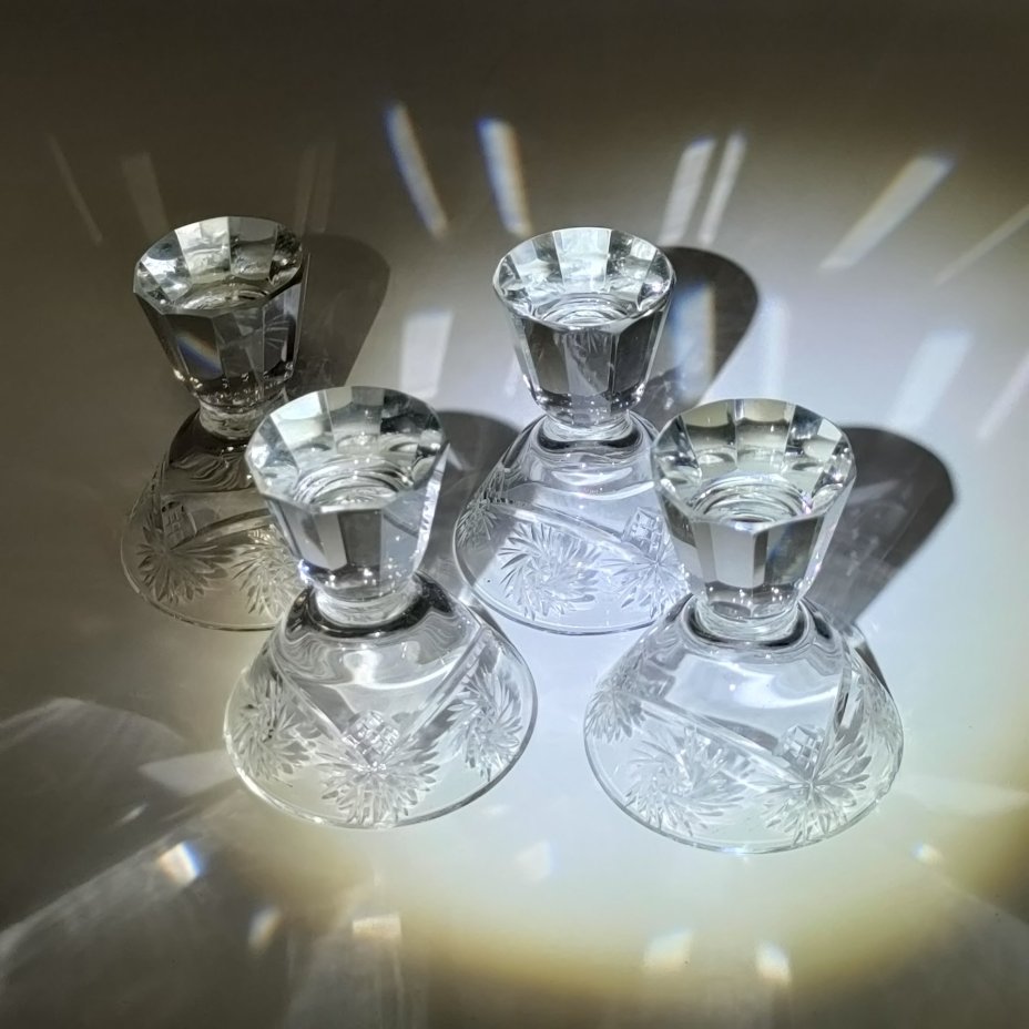 Набор из 4-х стопок с массивными гранёными ножками со звездчатым декором