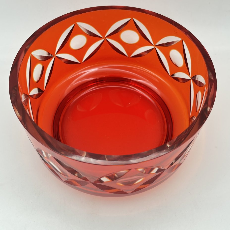 Салатник рубинового оттенка с орнаментальным декором
