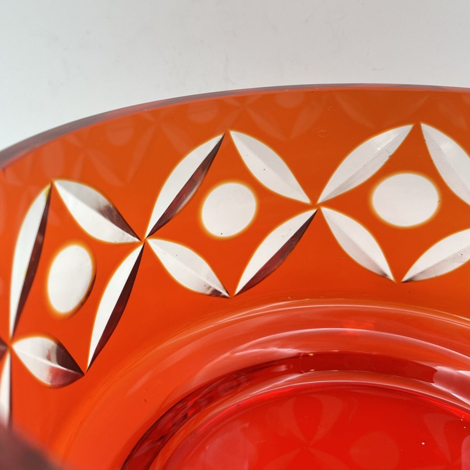 Салатник рубинового оттенка с орнаментальным декором