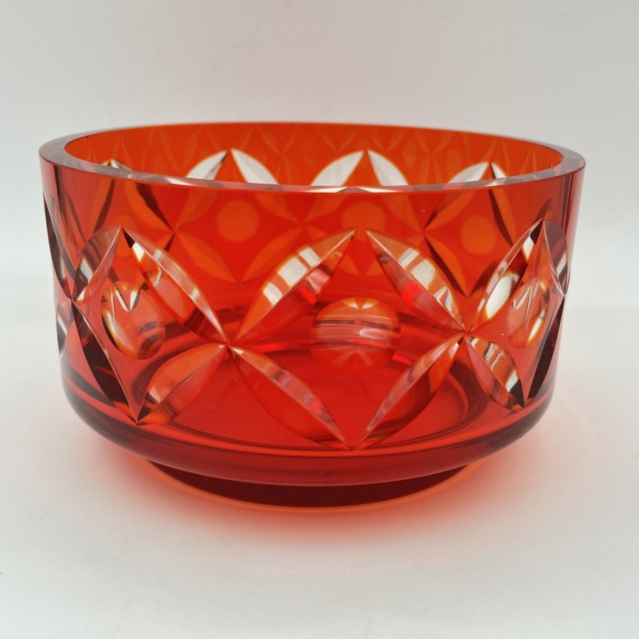 Салатник рубинового оттенка с орнаментальным декором