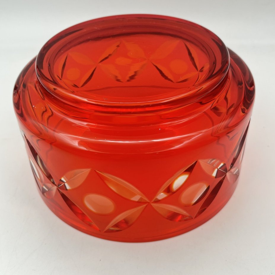 Салатник рубинового оттенка с орнаментальным декором