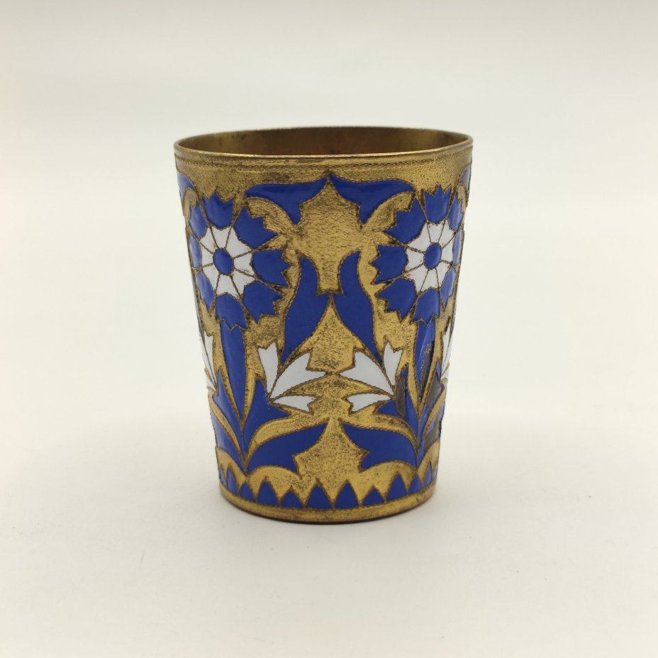 Стопка со стилизованным цветочным декором, латунь, эмали, золочение, Ленинградская ювелирная фабрика, СССР, 1950-1980 гг.