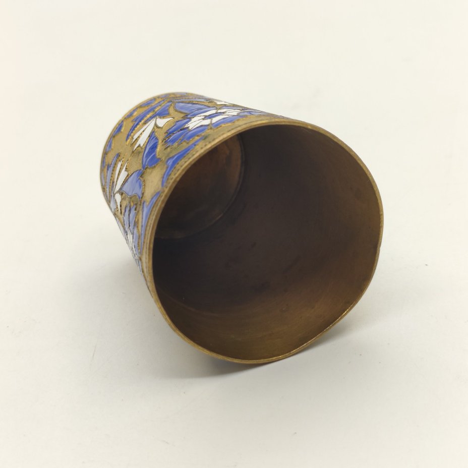 Стопка со стилизованным цветочным декором, латунь, эмали, золочение, Ленинградская ювелирная фабрика, СССР, 1950-1980 гг.