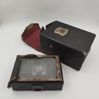 Фотоаппарат "Фотокор-1" в оригинальном кофре, металл, кожа, стекло, ткань, искусственная кожа, Государственный оптико-механический завод имени ОГПУ (ГОМЗ), СССР, 1930-1940 гг.