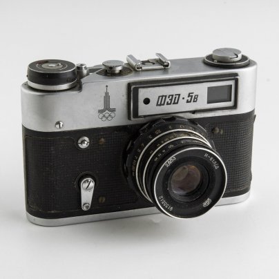 Фотоаппарат "ФЭД-5В" (с олимпийской символикой), объектив "Индустар-61 Л/Д", металл, стекло, пластик, кожа, Харьковский машиностроительный завод им. Дзержинского (ФЭД), СССР, 1979-1981 гг.