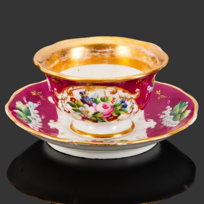 Пара чайная пурпурного цвета с декором в виде ягод смородины и цветочных композиций, фарфор, крытье, роспись, золочение, Российская империя, 1850-1880 гг.