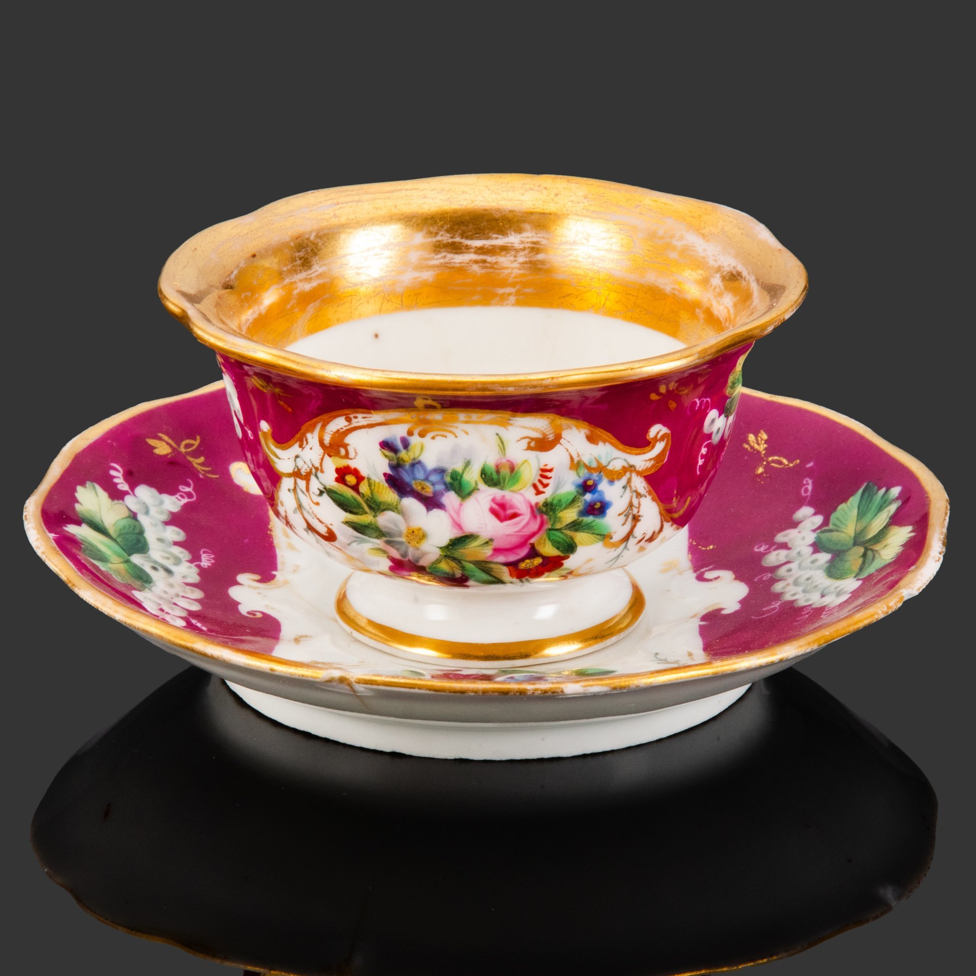 Пара чайная пурпурного цвета с декором в виде ягод смородины и цветочных композиций, фарфор, крытье, роспись, золочение, Российская империя, 1850-1880 гг.