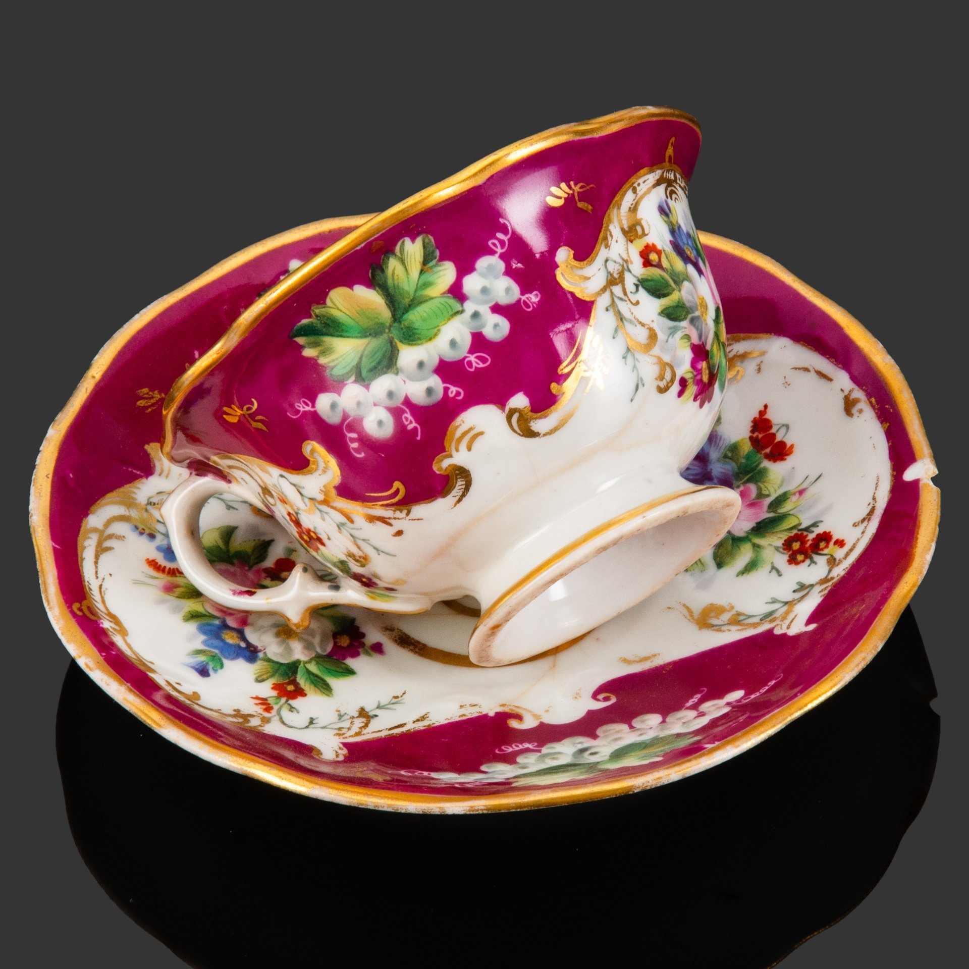 Пара чайная пурпурного цвета с декором в виде ягод смородины и цветочных композиций, фарфор, крытье, роспись, золочение, Российская империя, 1850-1880 гг.