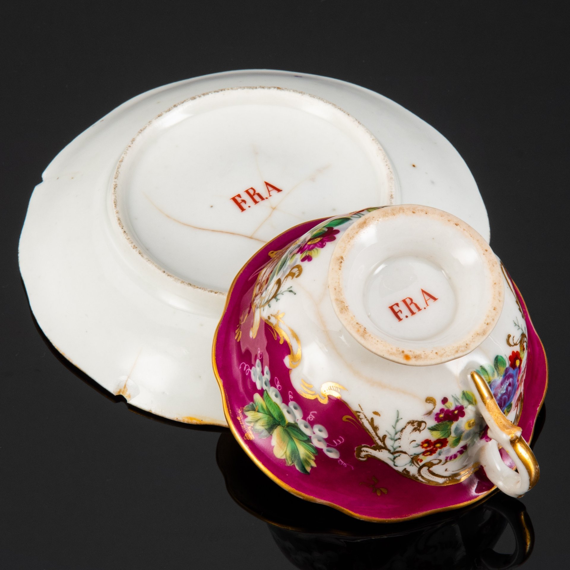 Пара чайная пурпурного цвета с декором в виде ягод смородины и цветочных композиций, фарфор, крытье, роспись, золочение, Российская империя, 1850-1880 гг.