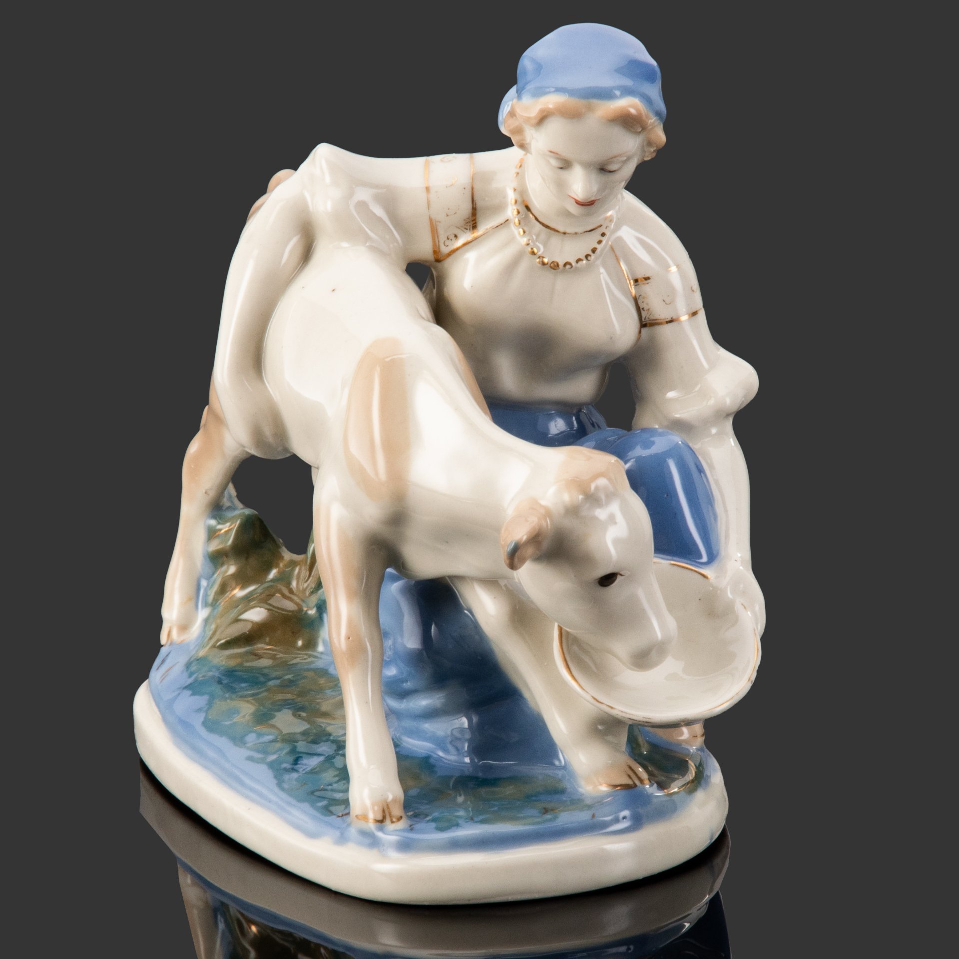 Статуэтка "Телятница" ("Колхозница с теленком"), автор Людмила Павловна Азарова, фарфор, роспись, золочение, Турыгинский фарфоровый завод артели «Художественная керамика» (Гжель), СССР, 1950-1960 гг.