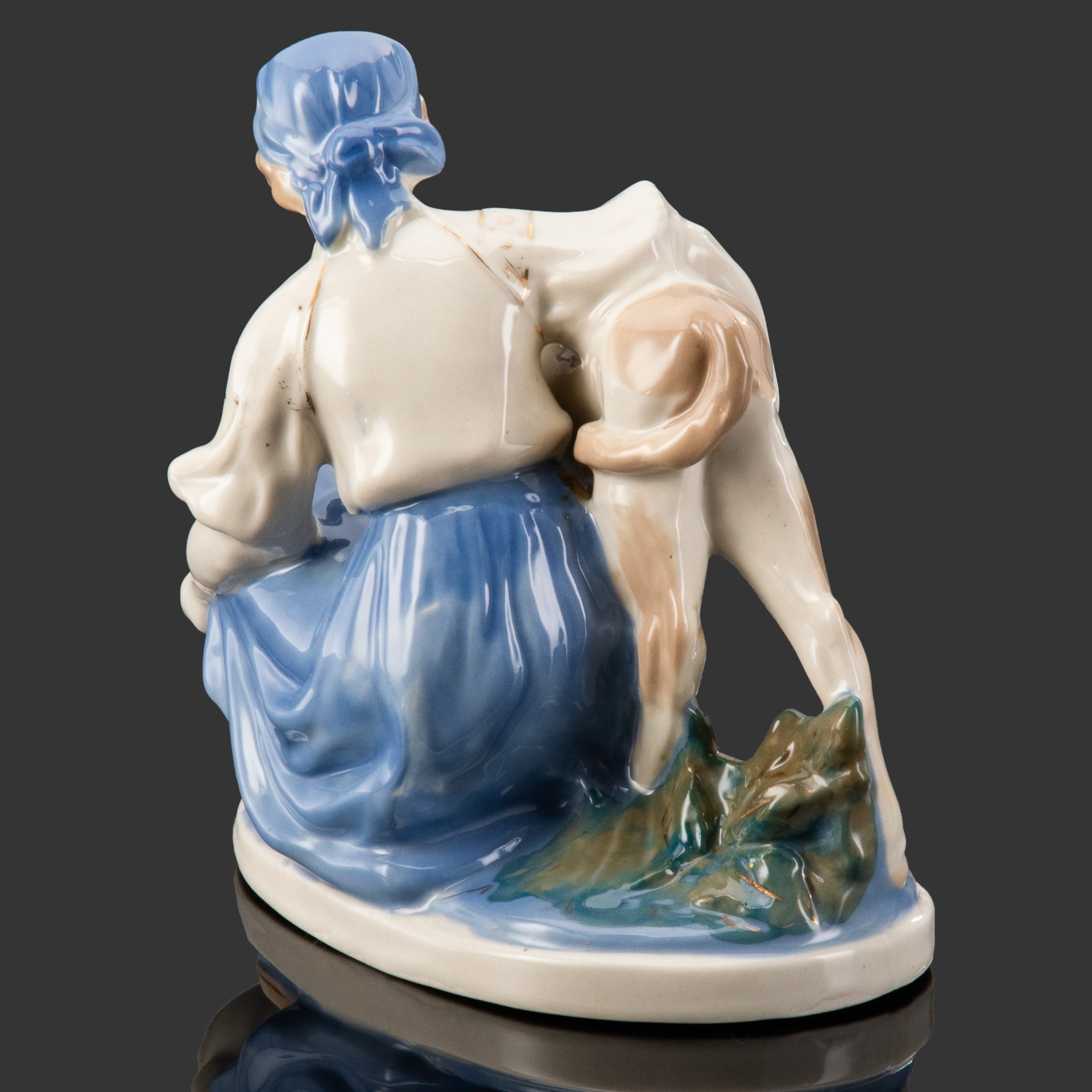 Статуэтка "Телятница" ("Колхозница с теленком"), автор Людмила Павловна Азарова, фарфор, роспись, золочение, Турыгинский фарфоровый завод артели «Художественная керамика» (Гжель), СССР, 1950-1960 гг.