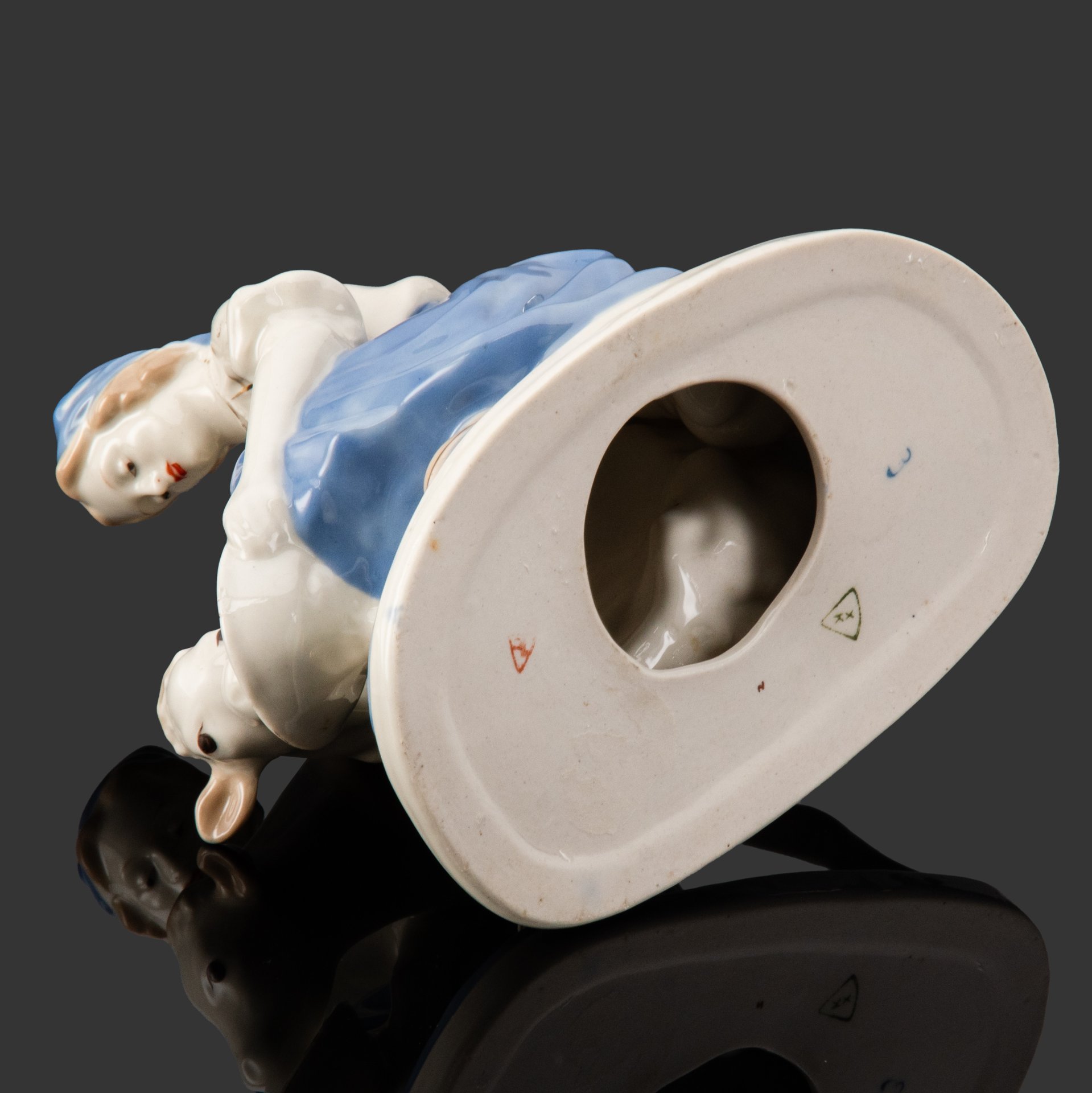 Статуэтка "Телятница" ("Колхозница с теленком"), автор Людмила Павловна Азарова, фарфор, роспись, золочение, Турыгинский фарфоровый завод артели «Художественная керамика» (Гжель), СССР, 1950-1960 гг.