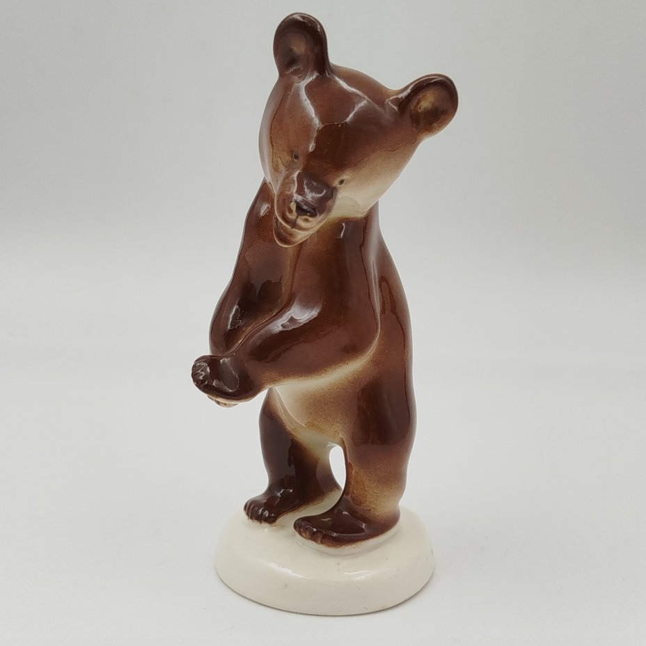 Статуэтка "Медвежонок бурый стоящий", скульптор Б.Я. Воробьев, фарфор, роспись, Ленинградский фарфоровый завод (ЛФЗ), СССР, 1970-1991 гг.