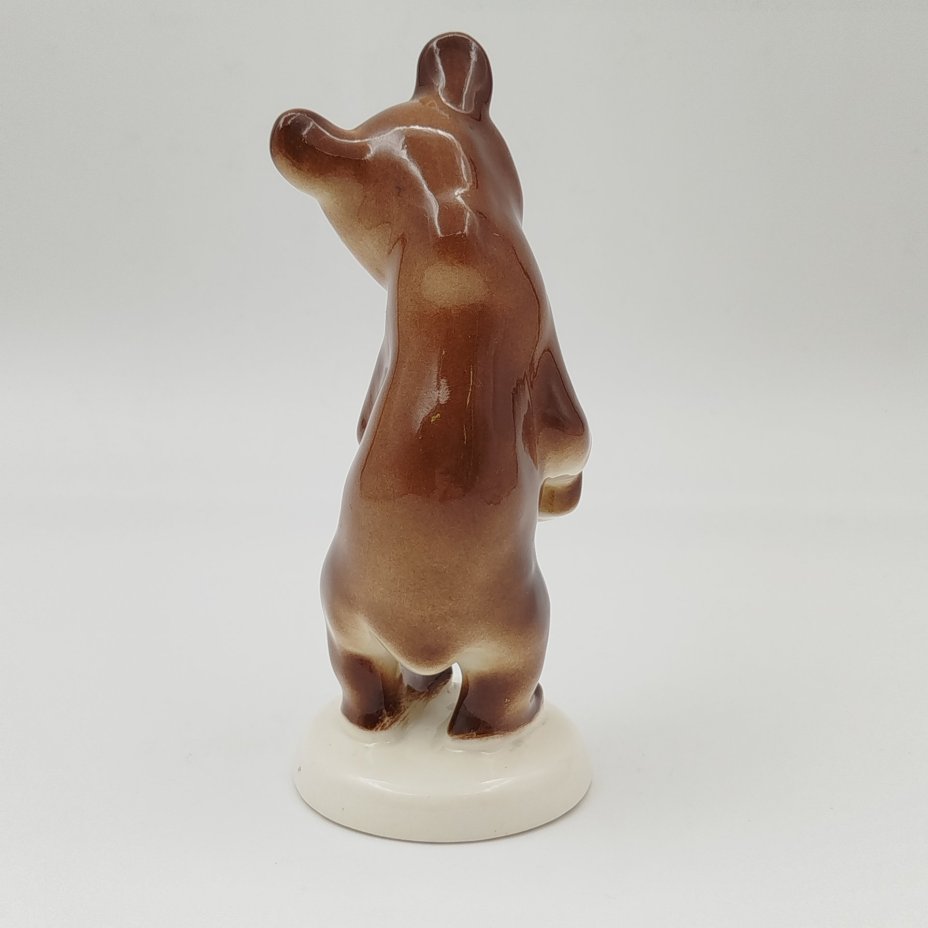 Статуэтка "Медвежонок бурый стоящий", скульптор Б.Я. Воробьев, фарфор, роспись, Ленинградский фарфоровый завод (ЛФЗ), СССР, 1970-1991 гг.