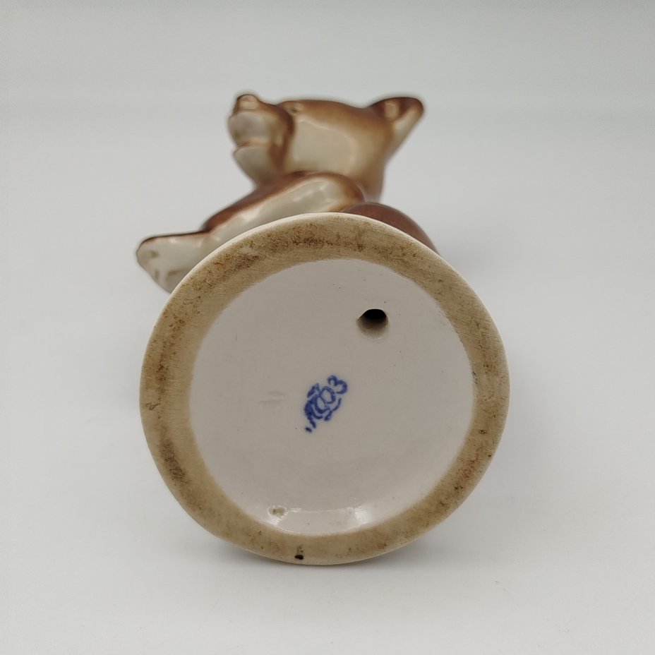 Статуэтка "Медвежонок бурый стоящий", скульптор Б.Я. Воробьев, фарфор, роспись, Ленинградский фарфоровый завод (ЛФЗ), СССР, 1970-1991 гг.