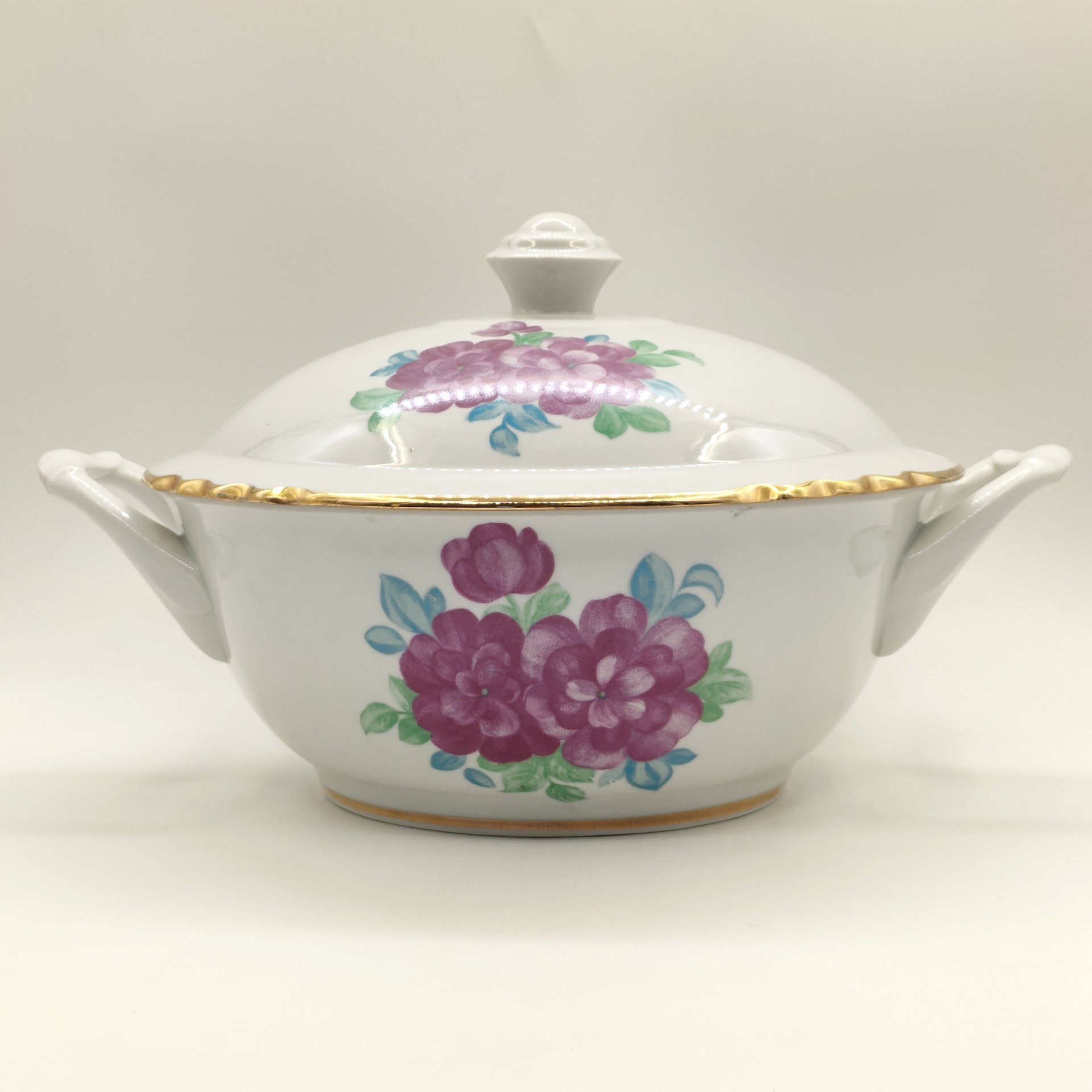 Супница, украшенная цветочным декором, фарфор, деколь, золочение, Дулевский фарфоровый завод (Дулёво), СССР, 1968-1991 гг.