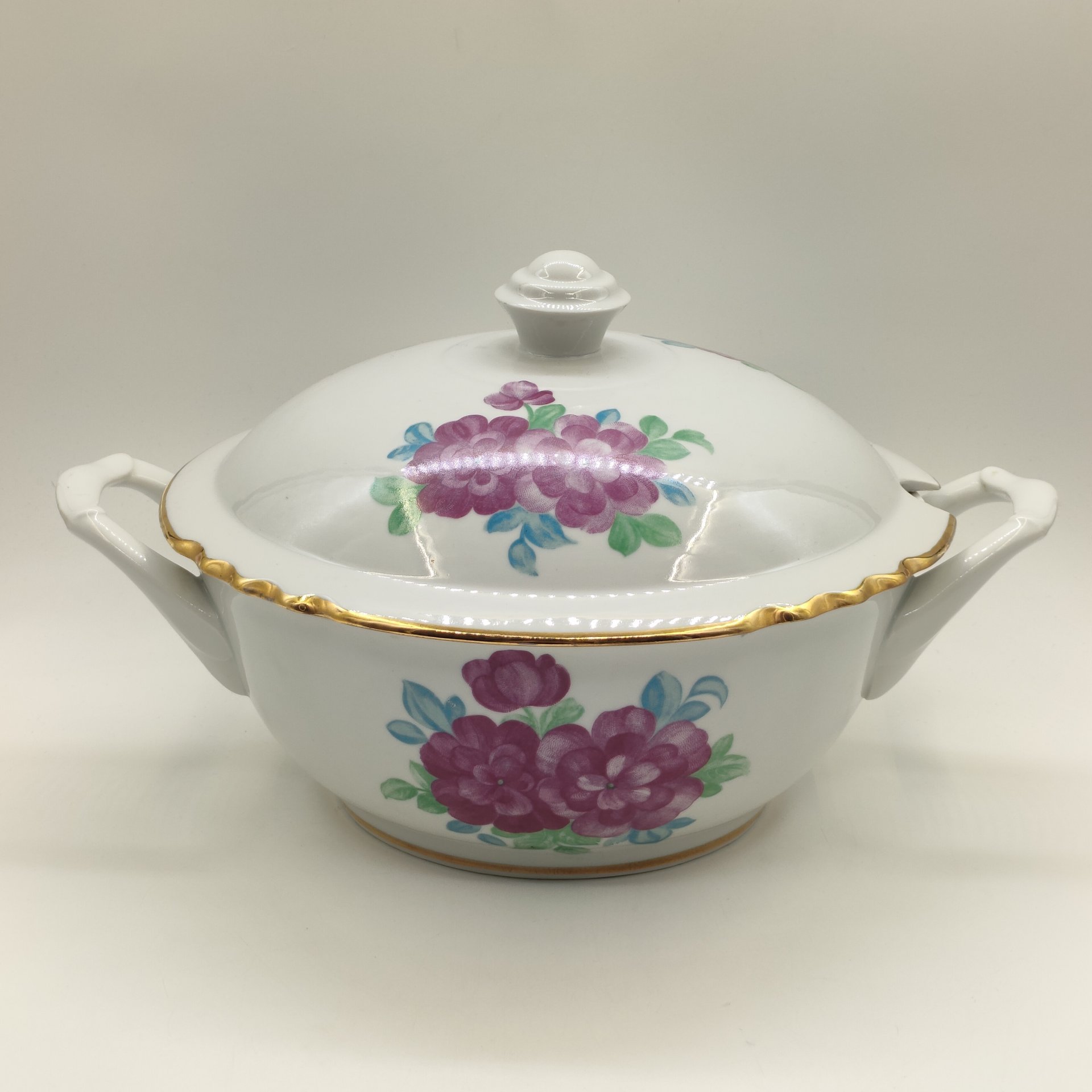 Супница, украшенная цветочным декором, фарфор, деколь, золочение, Дулевский фарфоровый завод (Дулёво), СССР, 1968-1991 гг.