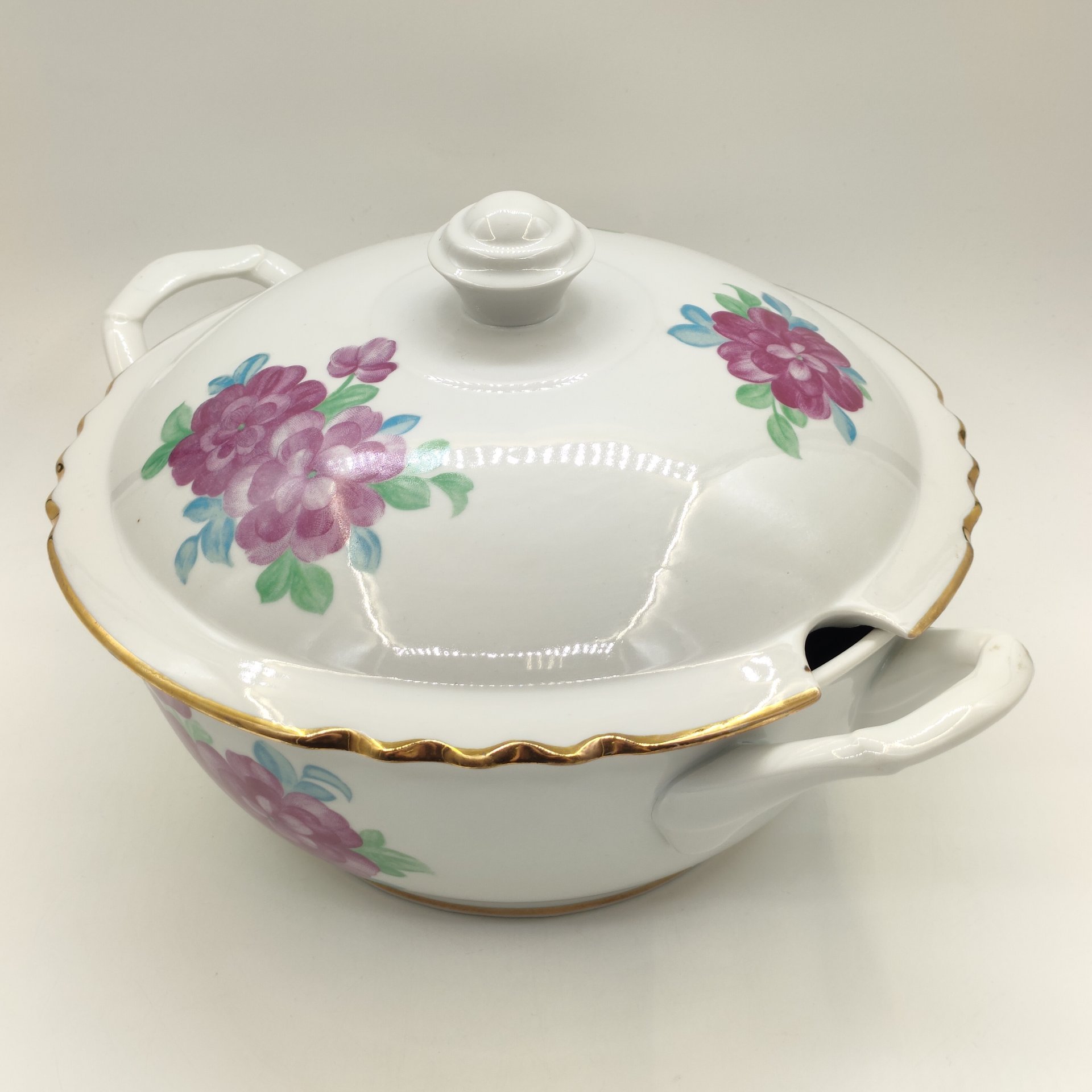 Супница, украшенная цветочным декором, фарфор, деколь, золочение, Дулевский фарфоровый завод (Дулёво), СССР, 1968-1991 гг.