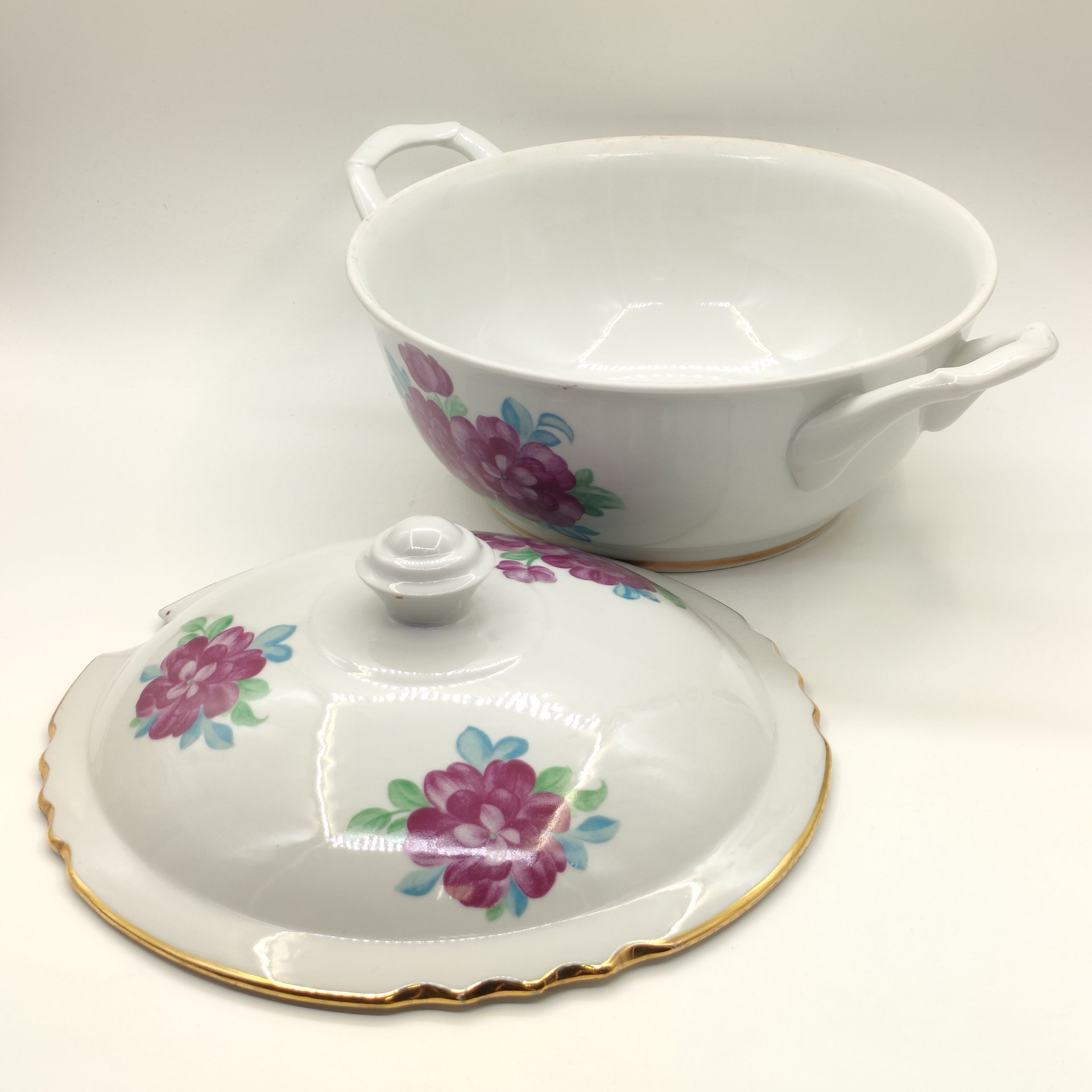 Супница, украшенная цветочным декором, фарфор, деколь, золочение, Дулевский фарфоровый завод (Дулёво), СССР, 1968-1991 гг.