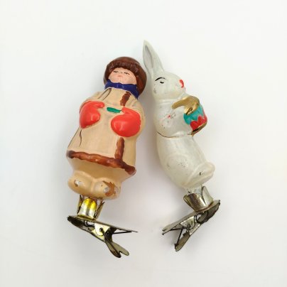 Игрушки ёлочные на прищепках "Мужичок с ноготок" и "Заяц с барабаном", стекло, роспись, металл, Завод стеклянных ёлочных украшений и оптических изделий, г. Москва, СССР, 1950-1960 гг.