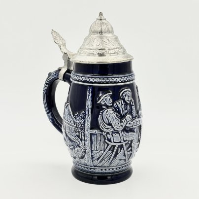Кружка пивная с крышкой, украшенная сценой гадания в трактире, керамика, рельеф, крышка - олово