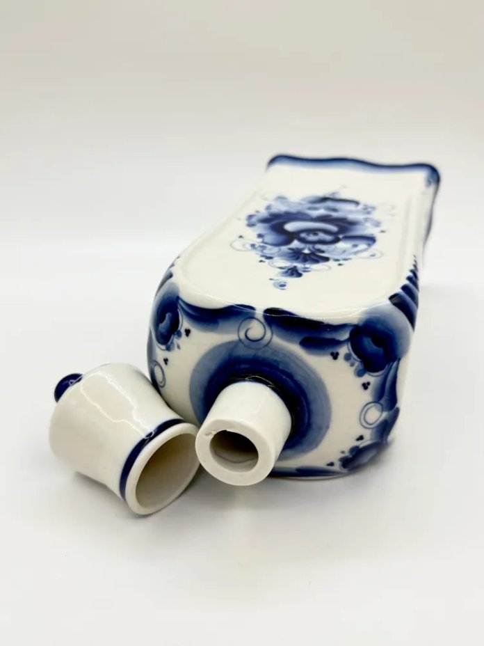 Штоф, украшенный деревенским пейзажем, Гжель