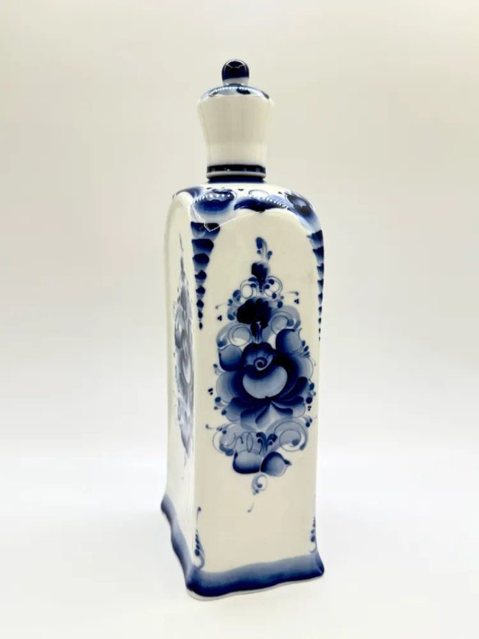 Штоф, украшенный деревенским пейзажем, Гжель