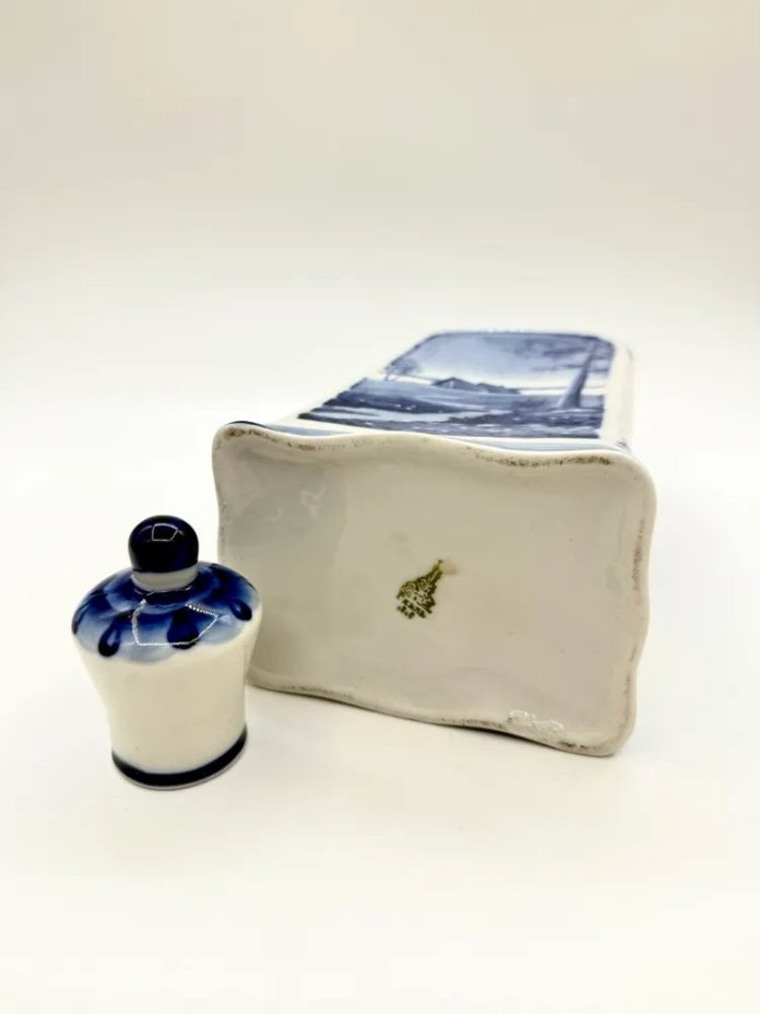 Штоф, украшенный деревенским пейзажем, Гжель