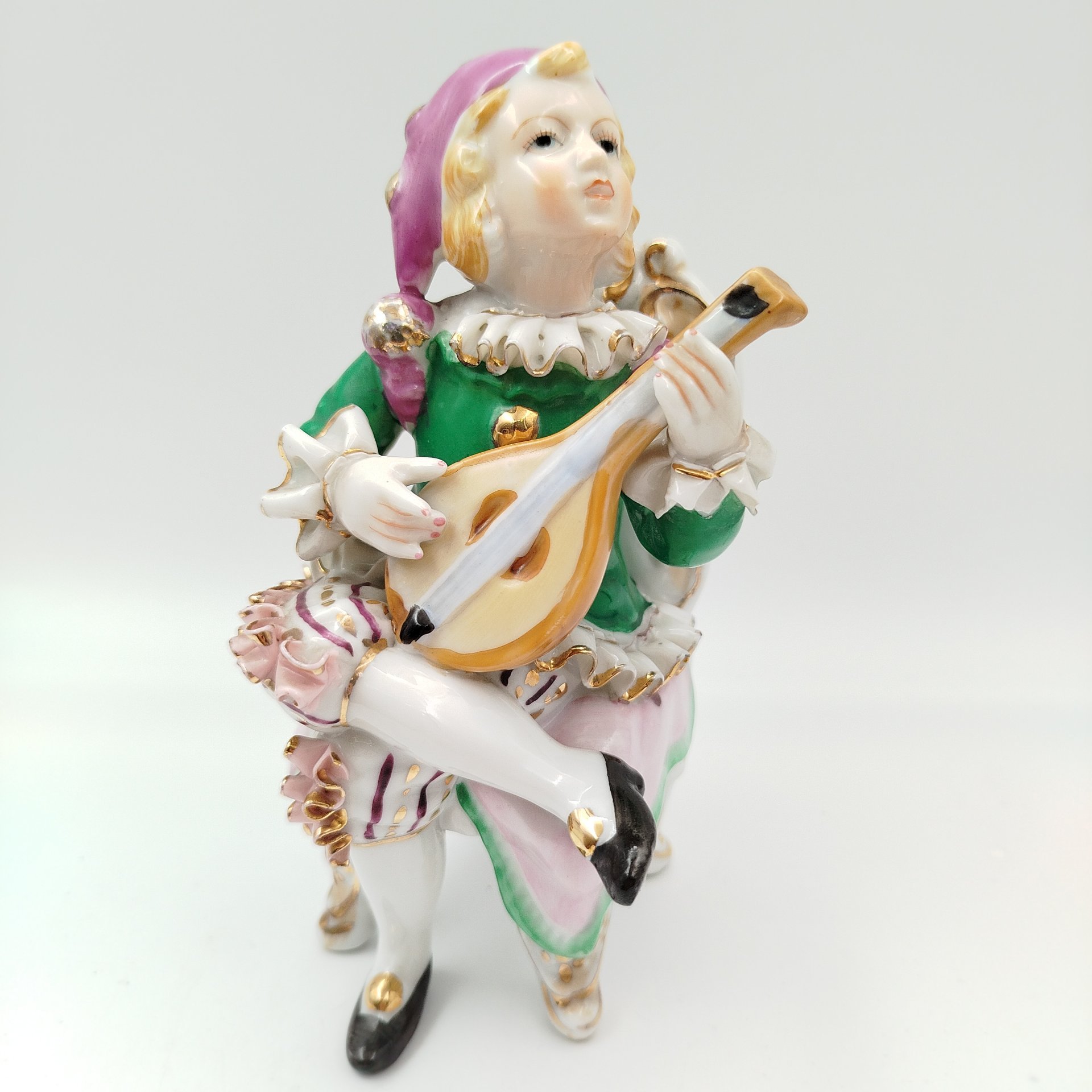 Статуэтка "Юный музыкант", фарфор, роспись, золочение, Азия, 1990-2000 гг.