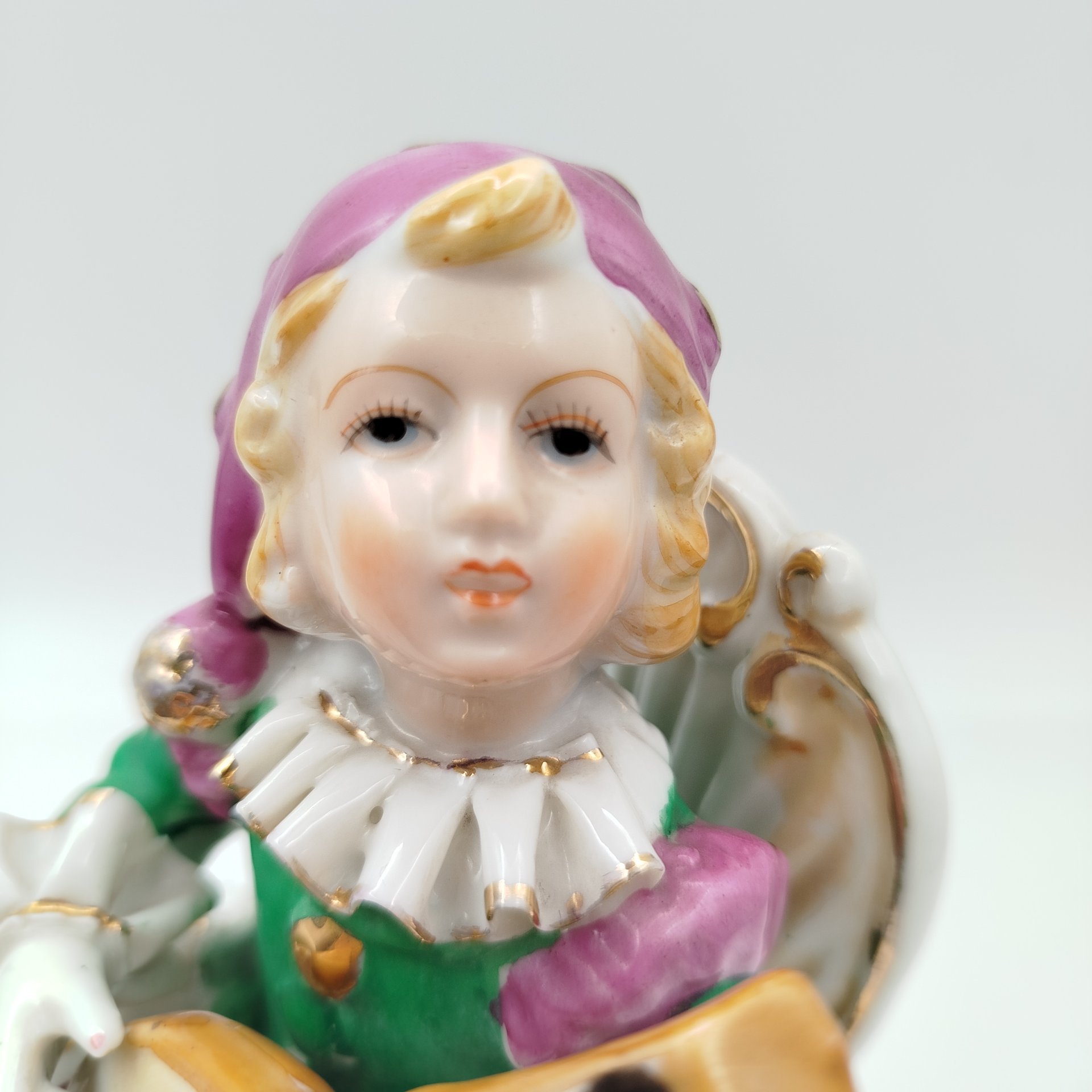 Статуэтка "Юный музыкант", фарфор, роспись, золочение, Азия, 1990-2000 гг.