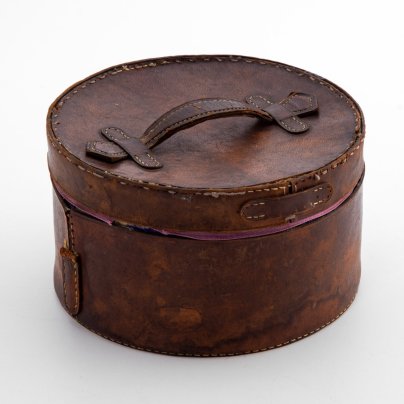 Коробка круглой формы (под манжеты и воротнички), кожа, шёлк