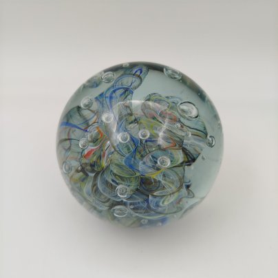 Пресс-папье для бумаг в форме шара, декорированный разноцветными нитями и пузырьками воздуха внутри массы, стекло, бульгазе, Европа, 1970-1990 гг.
