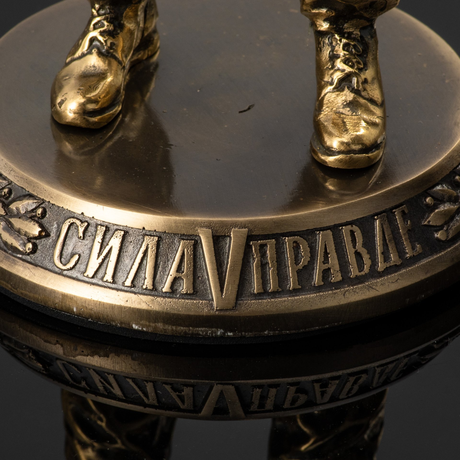 Скульптура "Оператор FPV дрона" (Дроновод), латунь, пластмасса, Российская Федерация, 2025 г.