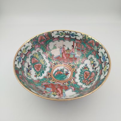 Глубокое блюдо, украшенное изображением сцен из жизни императорского двора и мотивом цветов и птиц в резервах, фарфор, роспись, золочение, Китай, 1960-1980 гг.