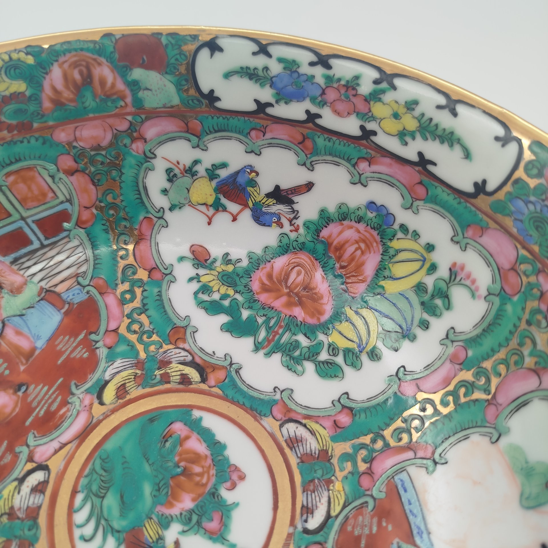 Глубокое блюдо, украшенное изображением сцен из жизни императорского двора и мотивом цветов и птиц в резервах, фарфор, роспись, золочение, Китай, 1960-1980 гг.