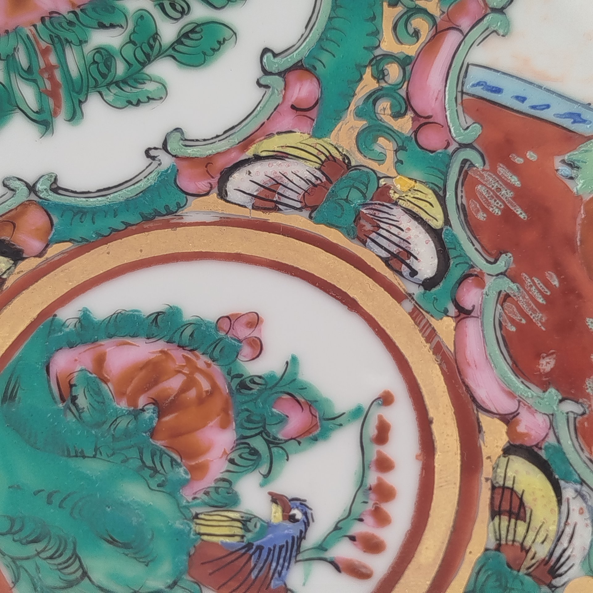 Глубокое блюдо, украшенное изображением сцен из жизни императорского двора и мотивом цветов и птиц в резервах, фарфор, роспись, золочение, Китай, 1960-1980 гг.