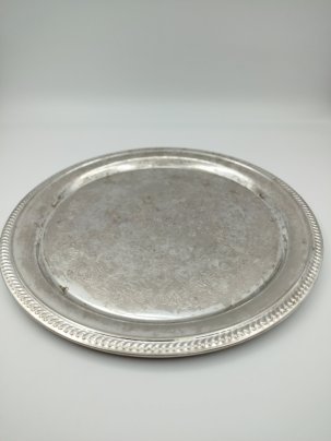 Поднос круглой формы с растительным декором, мНЦ (медь-никель-цинк), СССР, 1980-1990 гг.