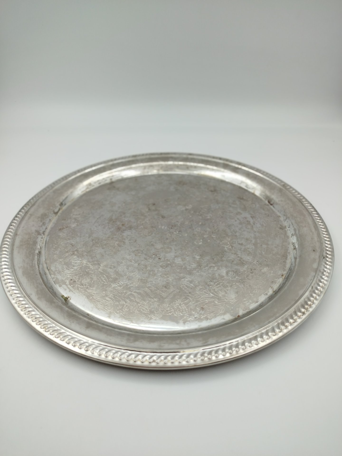 Поднос круглой формы с растительным декором, мНЦ (медь-никель-цинк), СССР, 1980-1990 гг.