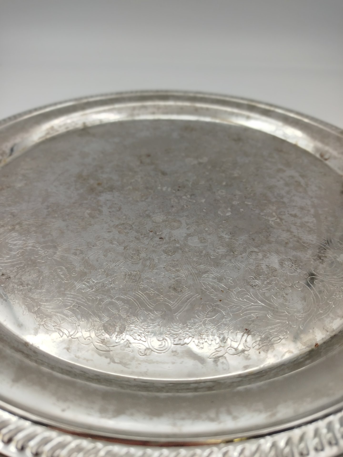 Поднос круглой формы с растительным декором, мНЦ (медь-никель-цинк), СССР, 1980-1990 гг.