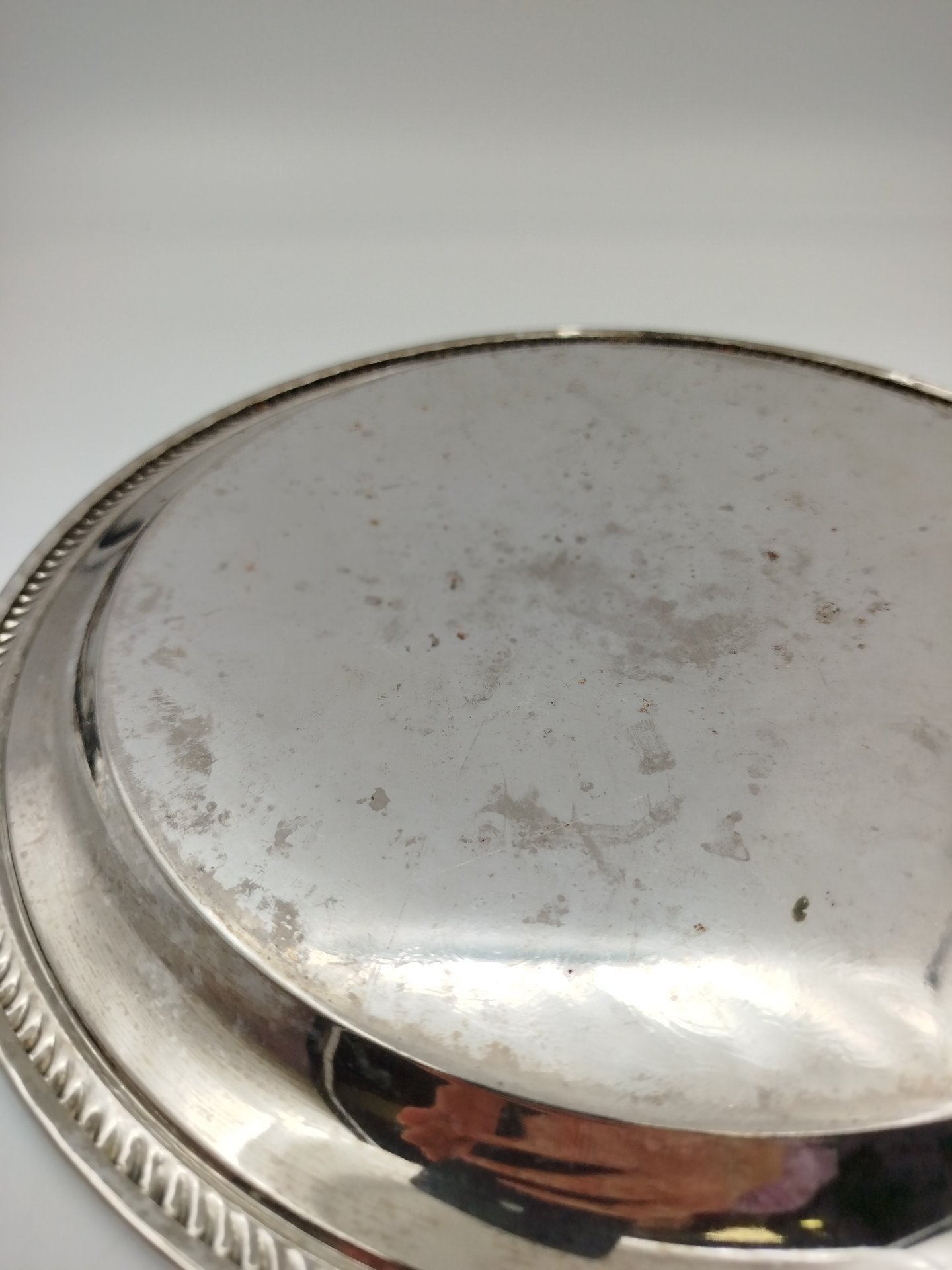 Поднос круглой формы с растительным декором, мНЦ (медь-никель-цинк), СССР, 1980-1990 гг.