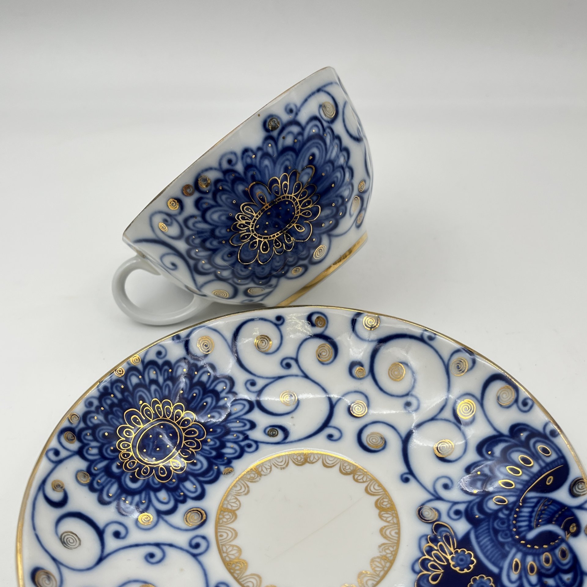 Пара чайная "Кобальтовое кружево", автор росписи Славина Н.П., форма "Тюльпан", автор формы Яковлева С.Е., фарфор, деколь, золочение, Ленинградский фарфоровый завод (ЛФЗ), СССР, 1970-1992 гг.